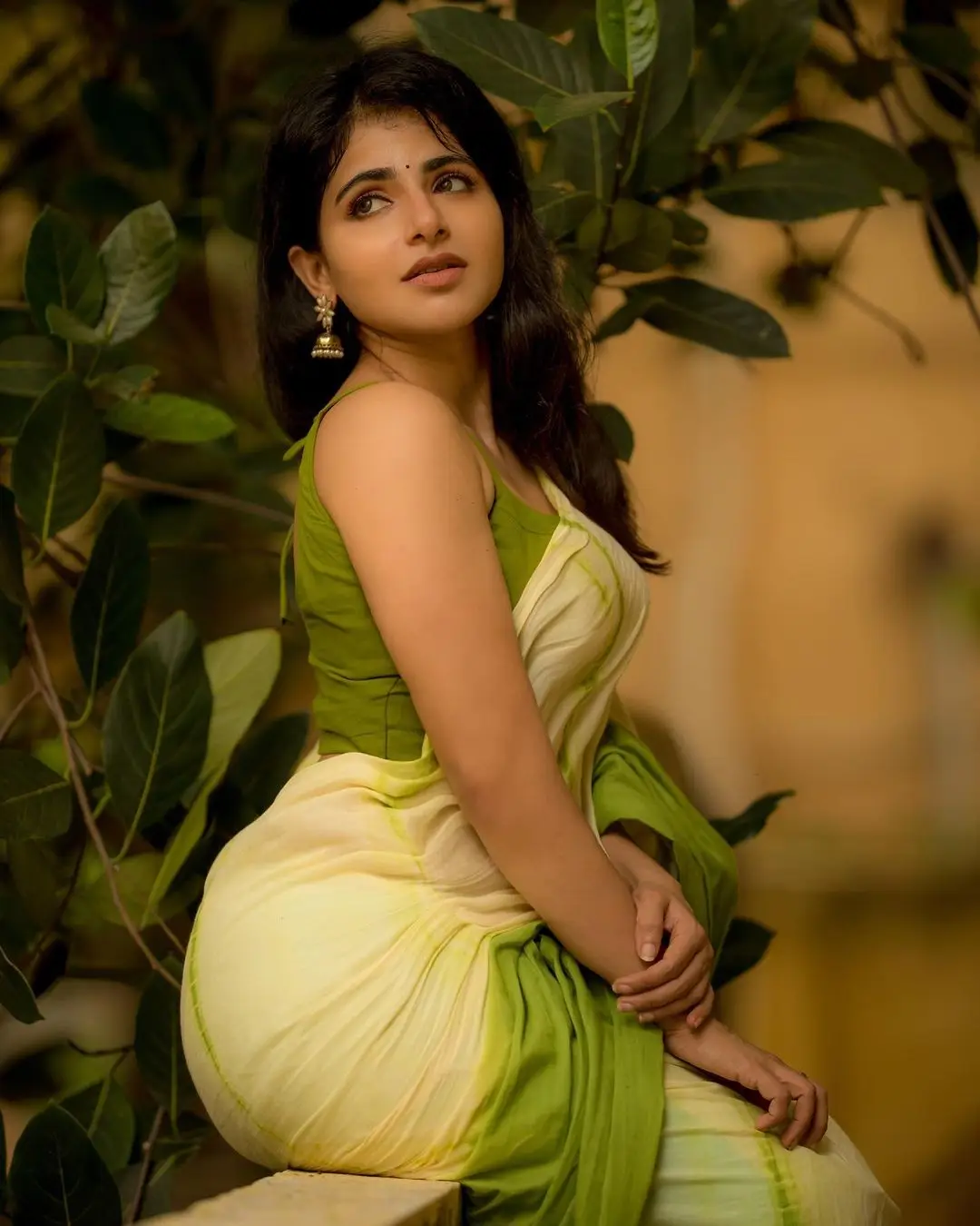 INDIAN ACTRESS ISWARYA MENON IN TRADITIONAL GREEN SAREE SLEEVELESS BLOUSE